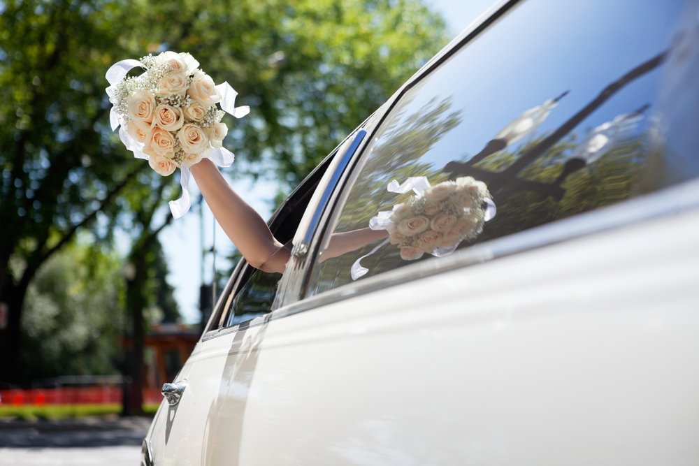5 Things to Consider When Booking a Wedding Limo Service